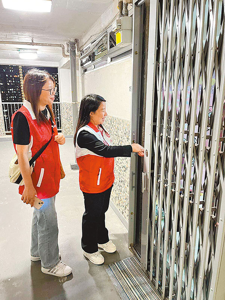 ◆林詠欣上門探訪市民。