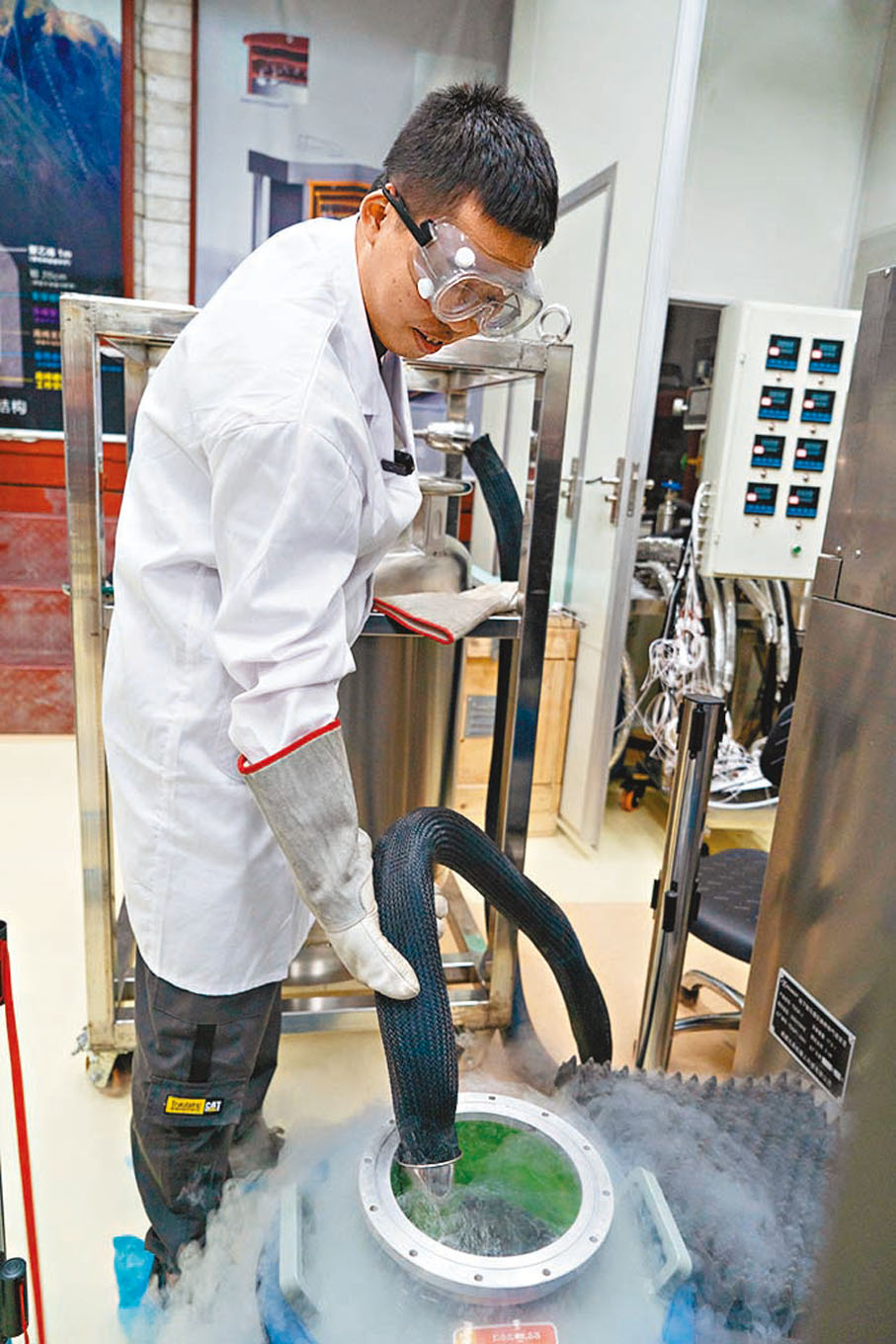 ◆清華大學CDEX實驗組成員在中國錦屏地下實驗室一期罐裝液氮。 新華社