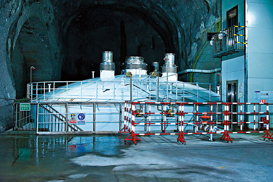 ◆位於中國錦屏地下實驗室（CJPL）二期的中國暗物質實驗CDEX-1T大型液氮恒溫器。  新華社