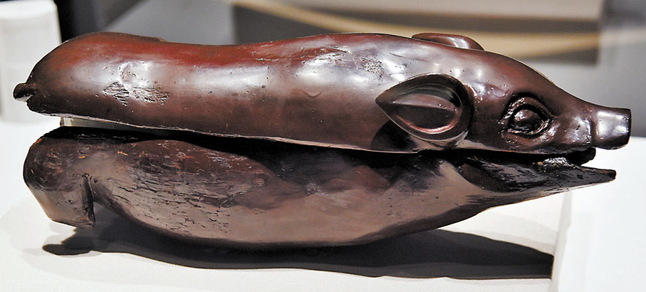 ◆出土於湖北荊州的戰國末期豬形漆盒。