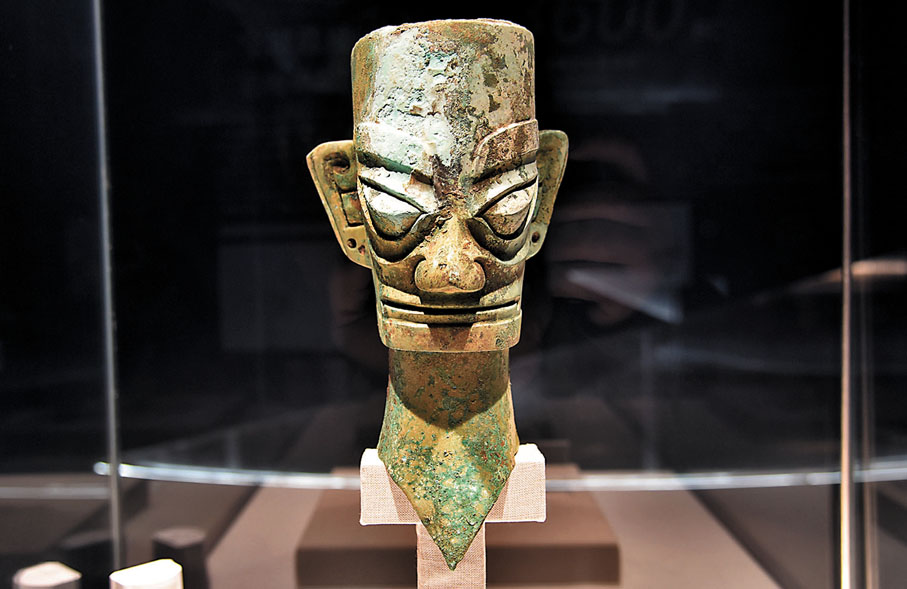 ◆出土於四川廣漢三星堆遺址的銅人頭像。