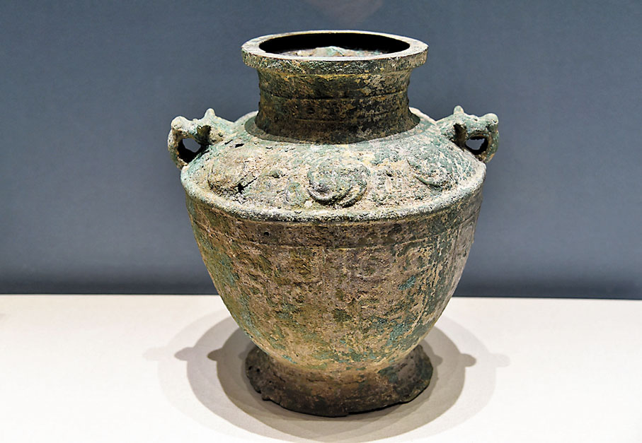 ◆出土於四川茂縣的牛首銅罍。