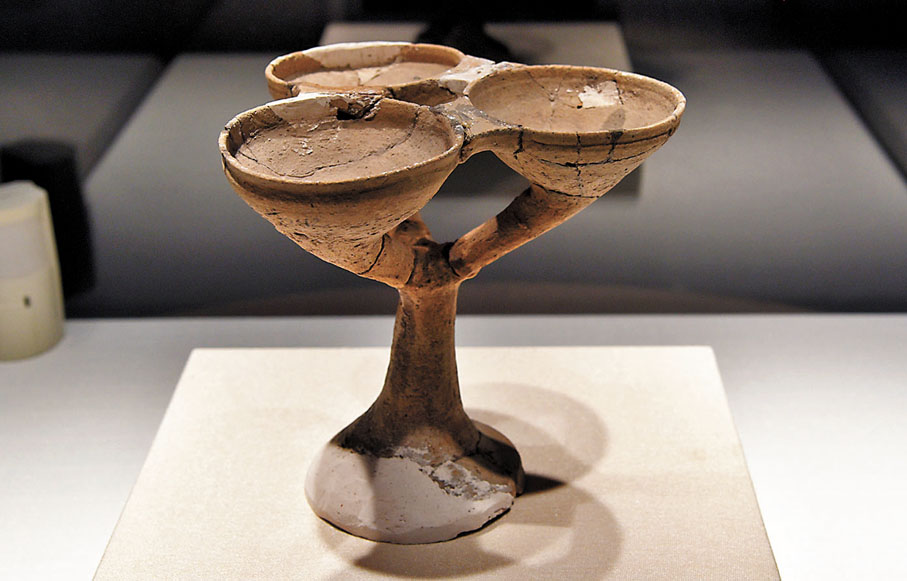 ◆戰國中晚期三聯盤陶盞