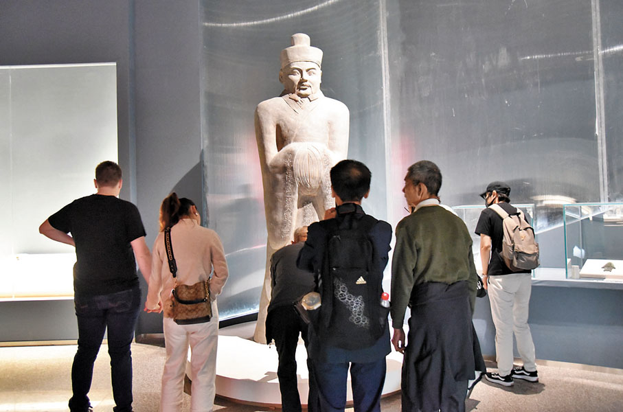 ◆遊客參觀現場展出的東漢李冰石像。