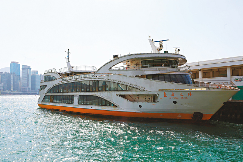 ◆觀光遊船公司推出特別班次，讓市民和遊客共同見證C919飛機首次翱翔香港上空的一刻。 香港文匯報記者萬霜靈 攝