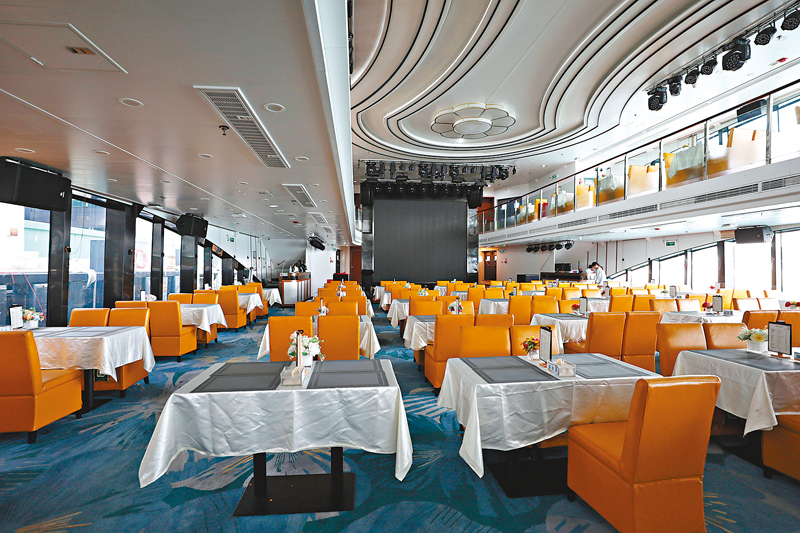 ◆觀光船當天推出「海上飛機餐」。香港文匯報記者萬霜靈 攝