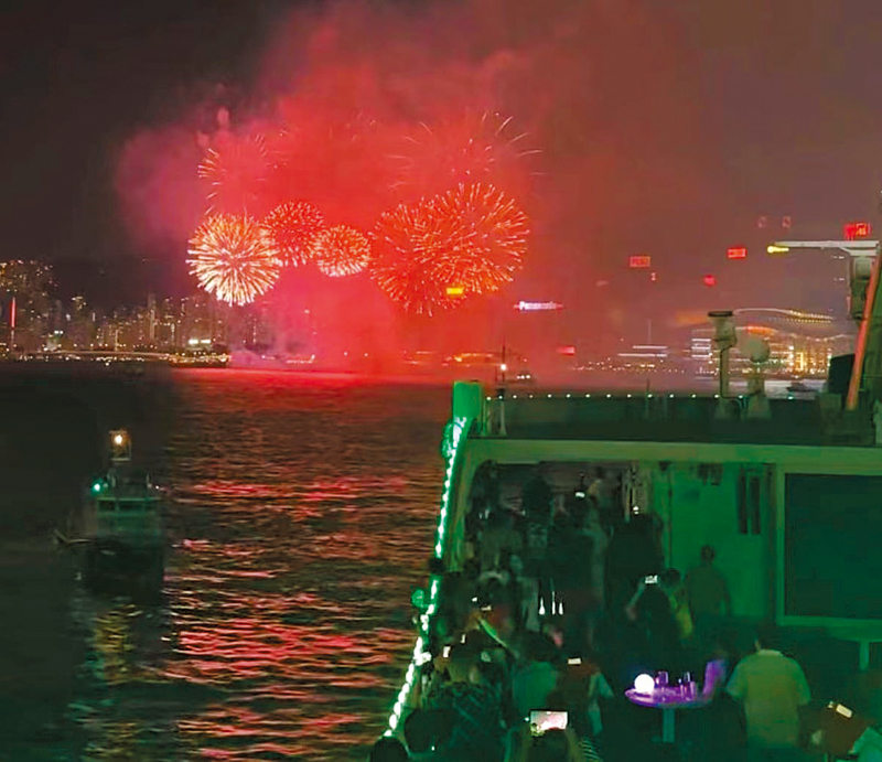 ◆乘客在郵輪上近距離觀賞煙花。 東方之珠遊船供圖