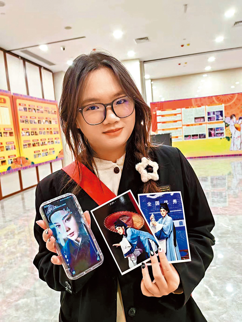 ◆「00後」粉絲凌麒然展示她收藏的陳麗君明信片和手機屏保。香港文匯報記者曾萍 攝