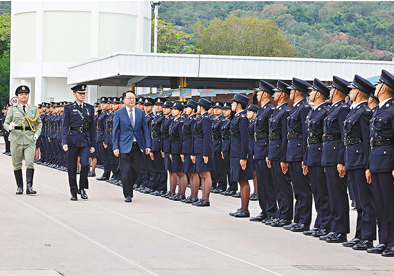 ◆梁泔強（左一）、黃嘉瑩（左二）。香港文匯報記者劉友光  攝