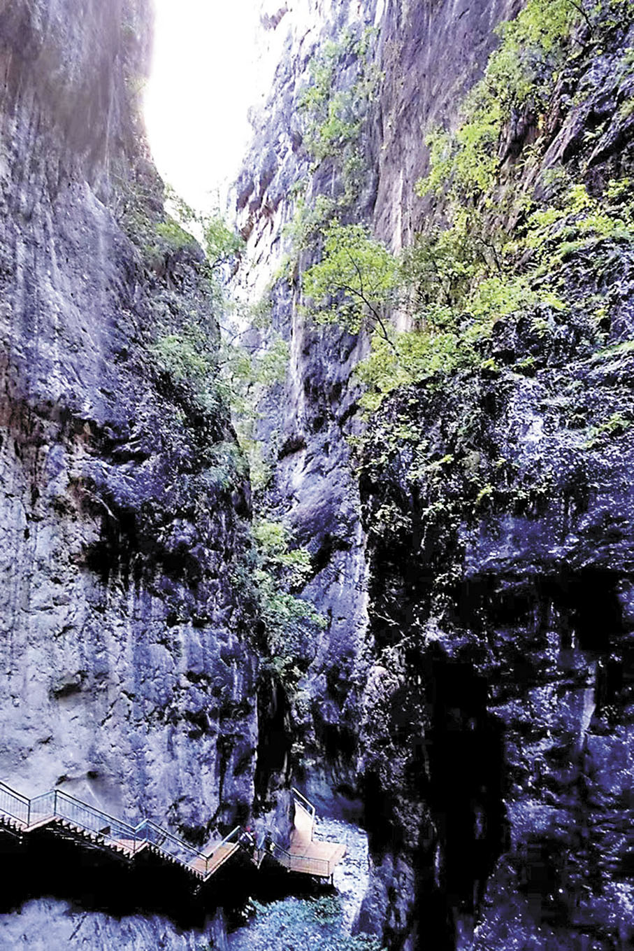 ◆巴拉格宗大峽谷中的通天峽。 作者供圖