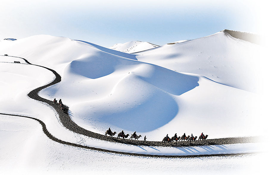 ◆人們騎着駱駝，在鳴沙山走出千迴百轉的路。