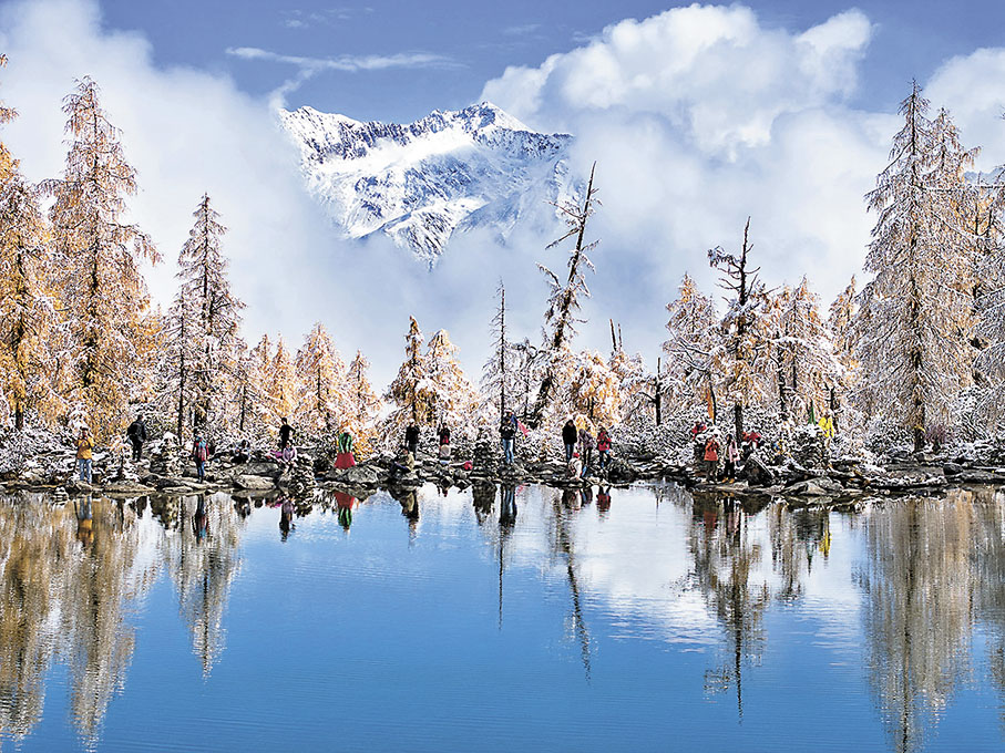 ◆遊人在黨嶺村葫蘆海邊賞景。