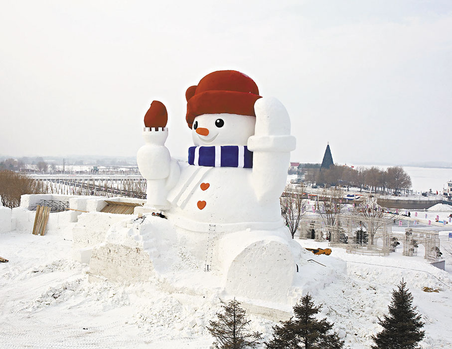 ◆哈爾濱的巨型雪人一手扶帽，一手持火炬。