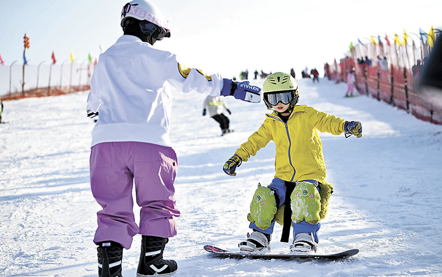 ◆小朋友戴着卡通護膝學滑雪好可愛。