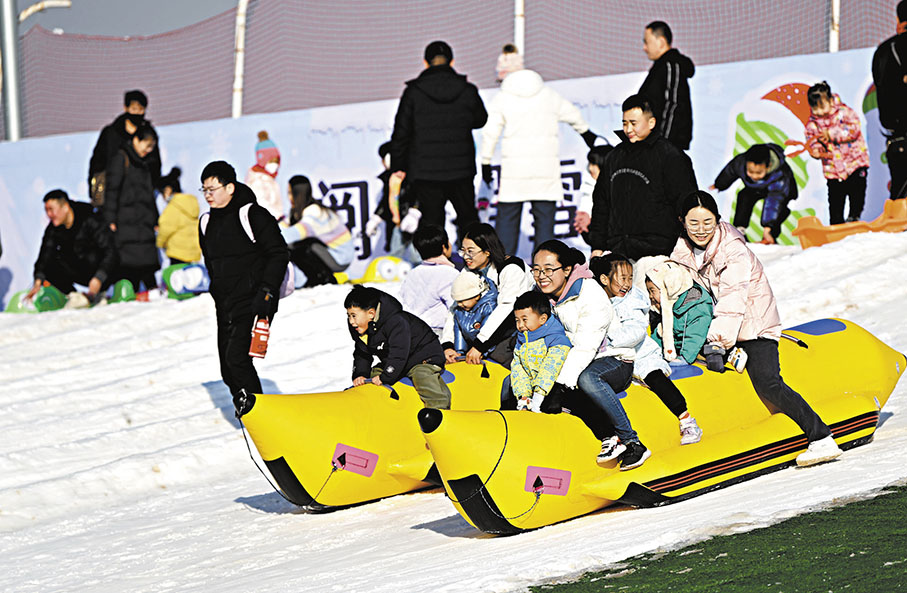 ◆在閱海滑雪場大家坐着明艷的雪地香蕉船「一較高下」。