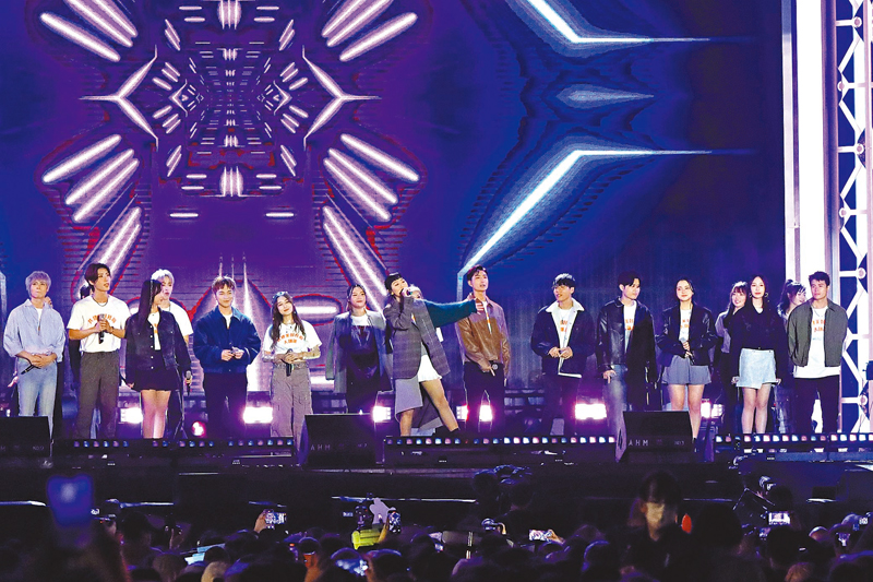 ◆炎明熹領銜《聲夢傳奇》第一、二季畢業生合唱。