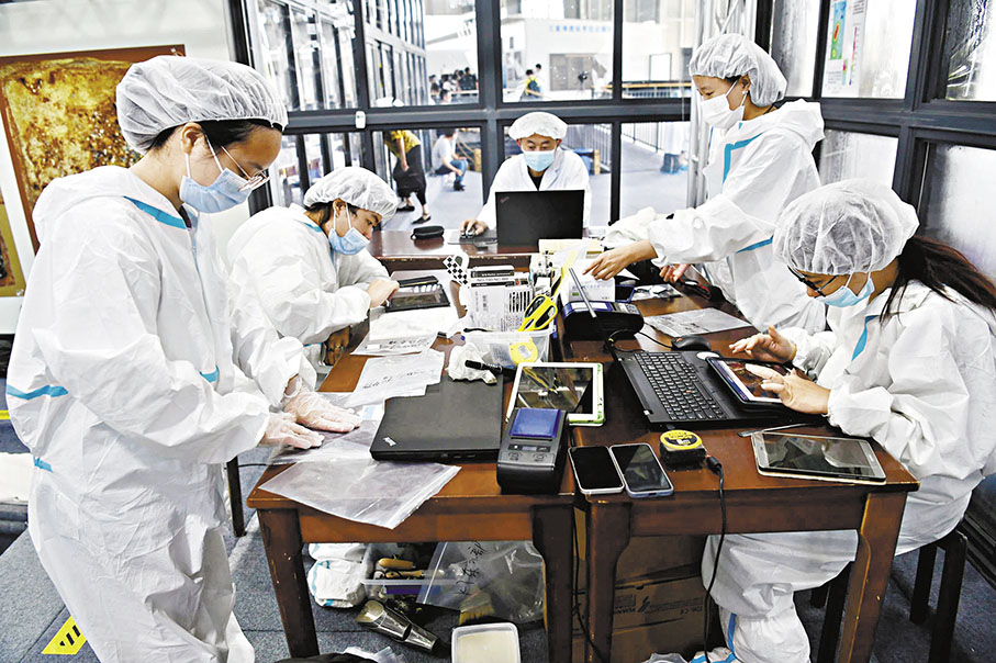 ◆位於四川廣漢的三星堆遺址祭祀區8號坑考古發掘工作正有序開展。圖為考古人員在工作中。   資料圖片