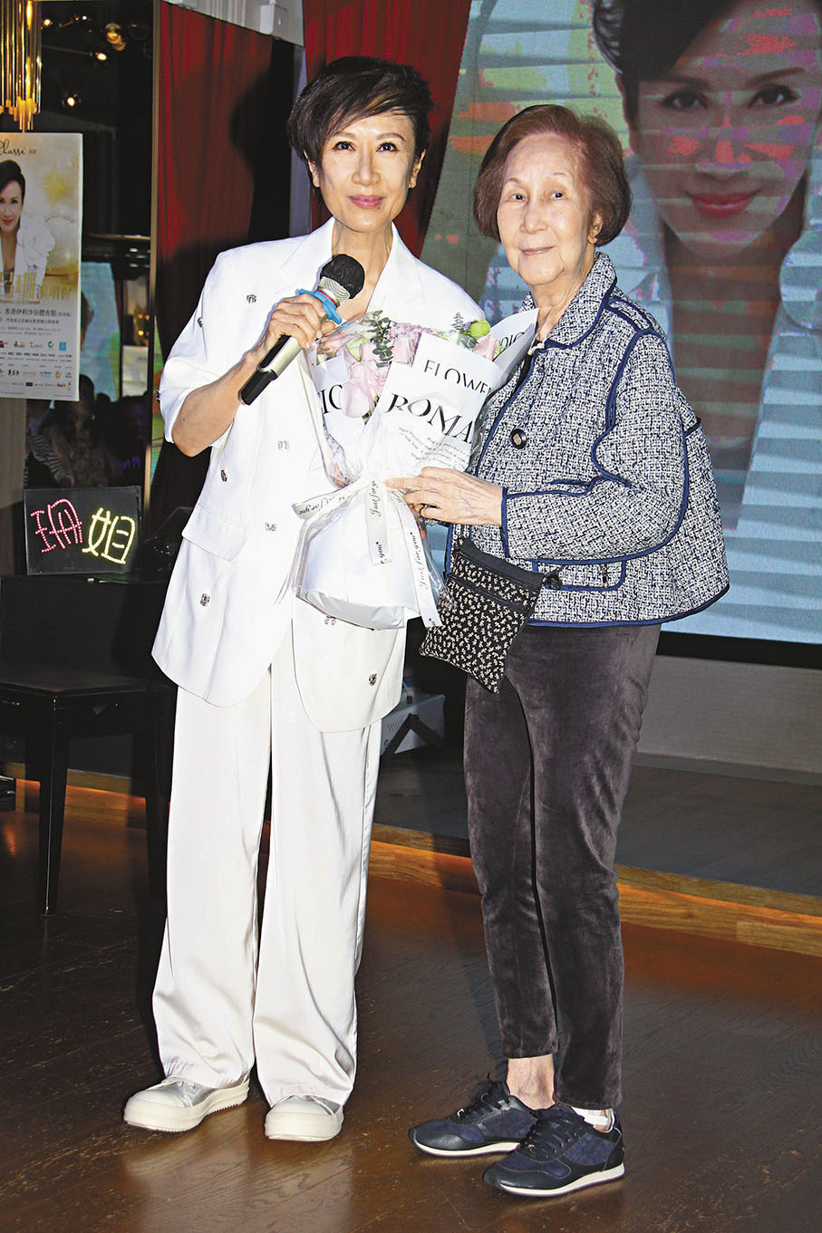 ◆呂珊獲媽媽送贈鮮花答謝。