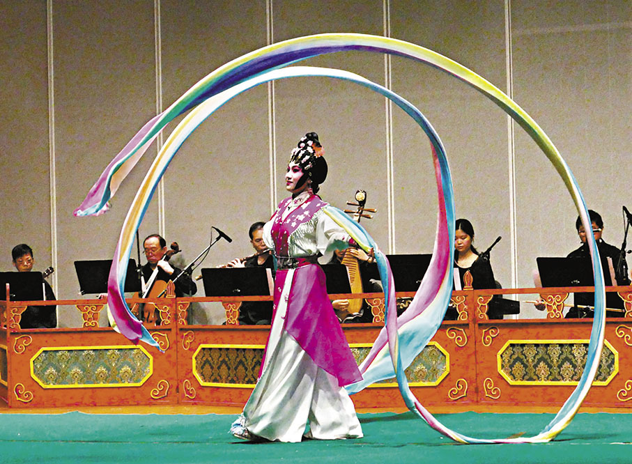 ◆羅雅禧表演長綢舞，自6歲起師從文華，現年14歲，憑此演藝，於第二屆及第三屆青少年粵劇折子戲獲獎。