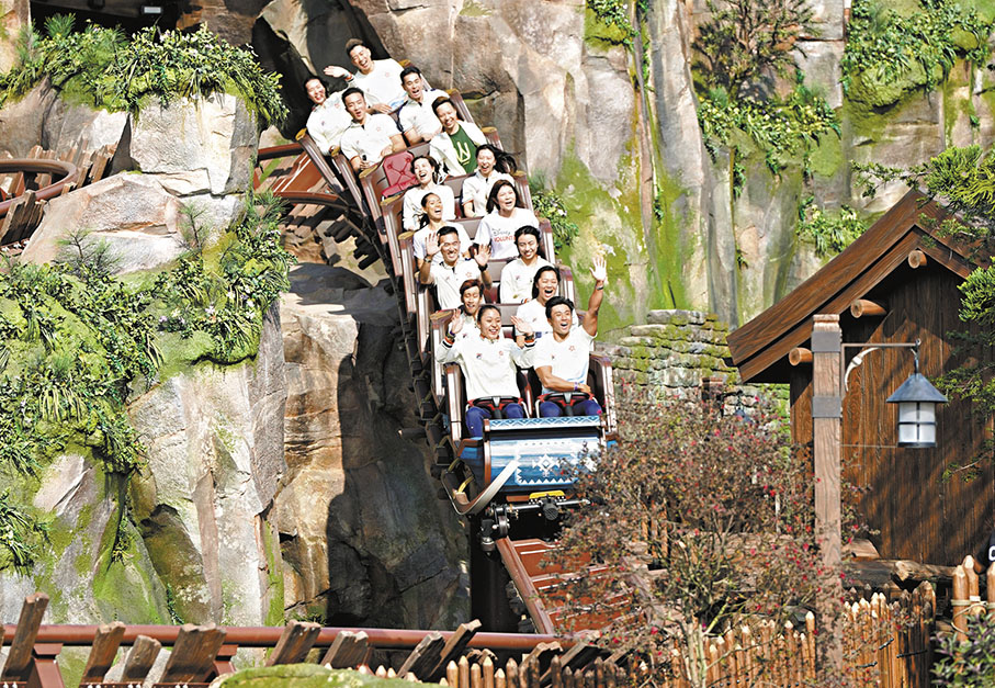 ◆運動員體驗迪士尼過山車。