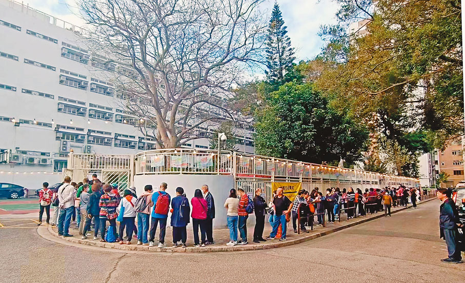 ◆多個票站外，等候投票的市民大排長龍。香港文匯報記者張茗  攝
