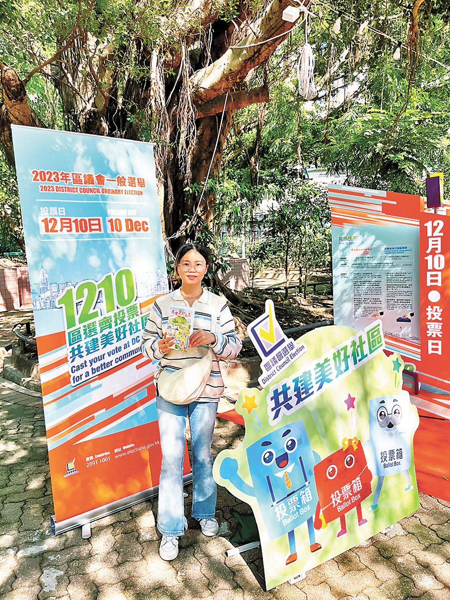 ◆黃小姐投票後手持心意卡拍照留念。