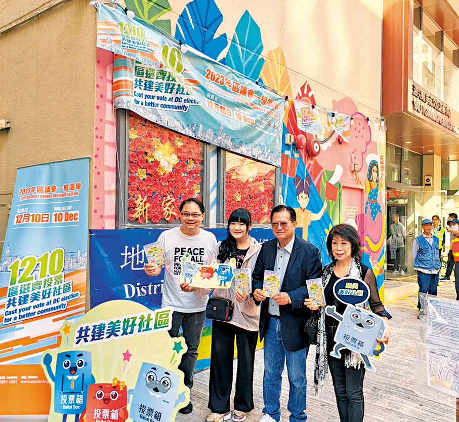 ◆侯永昌﹙右二﹚盼當選者更專業地向政府建言。香港文匯報記者林熹 攝