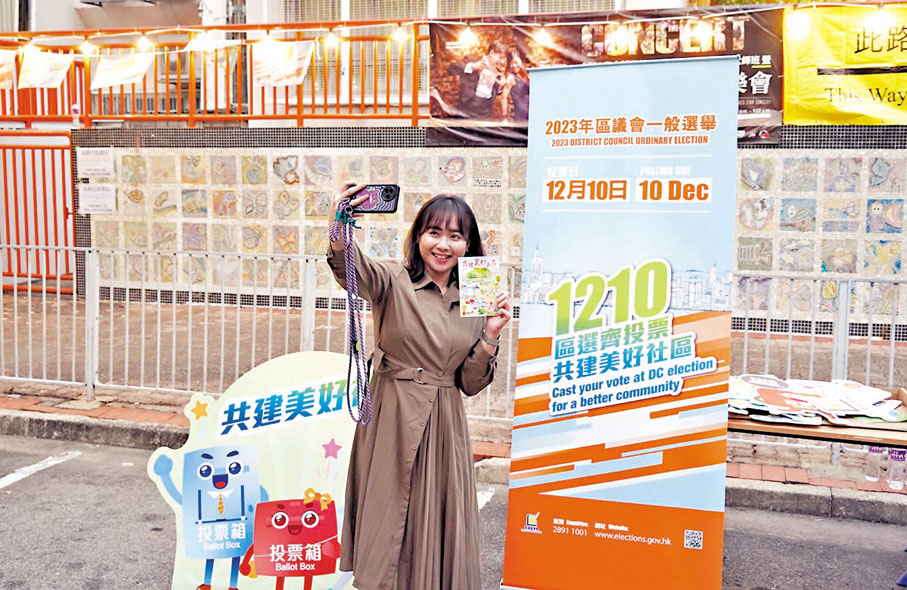 ◆選民投票後領取心意卡自拍。香港文匯報記者曾興偉 攝