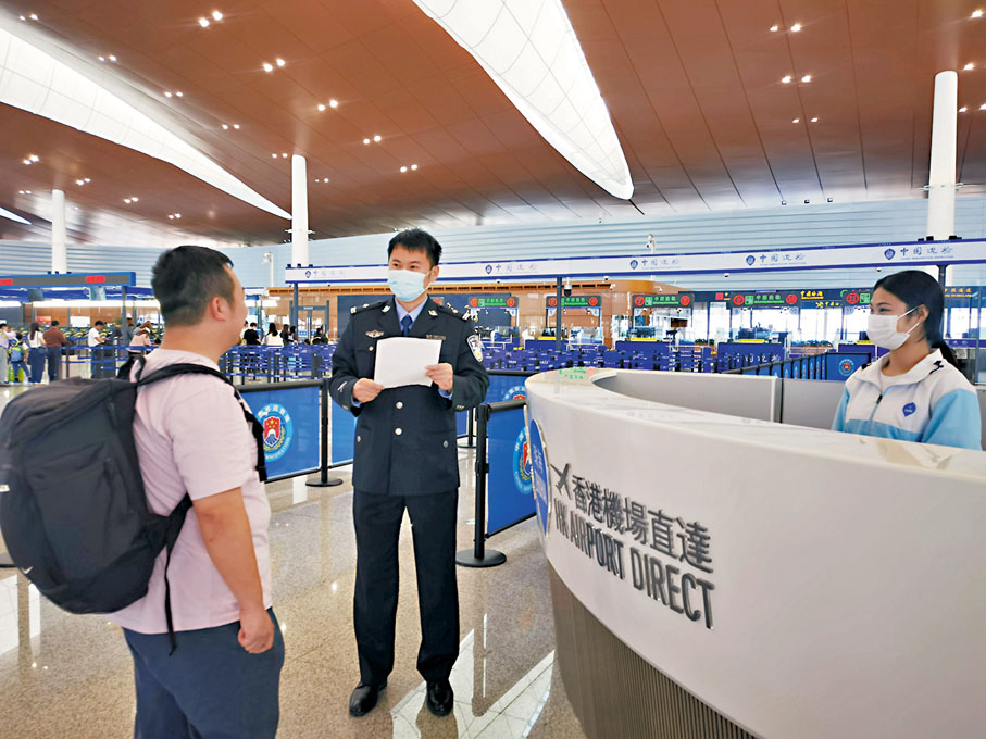 ◆港珠澳大橋珠海公路口岸設前置櫃枱，旅客在此可辦理換取接駁巴士車票的憑證等。香港文匯報珠海傳真