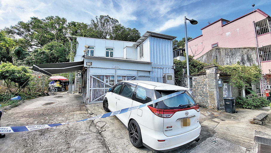 ◆警方封鎖兇案村屋通宵調查，並搜查停泊屋外的一輛私家車。香港文匯報記者鄧偉明 攝