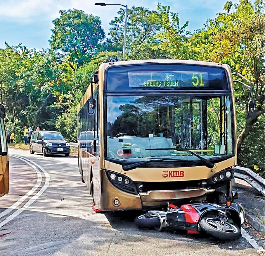 ◆在大帽山荃錦公路失控電單車越線迎撼單層九巴。網上圖片