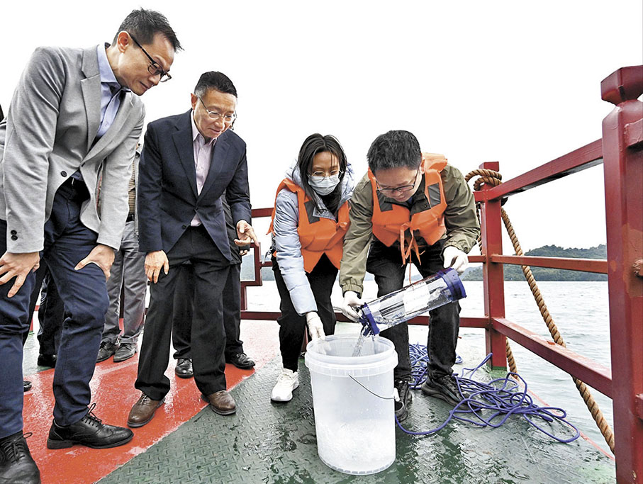◆關繼祖（左二）和水務署署長邱國鼎（左一）與水諮會委員上月乘船考察河源新豐江水庫，檢視水庫樣本的水質。