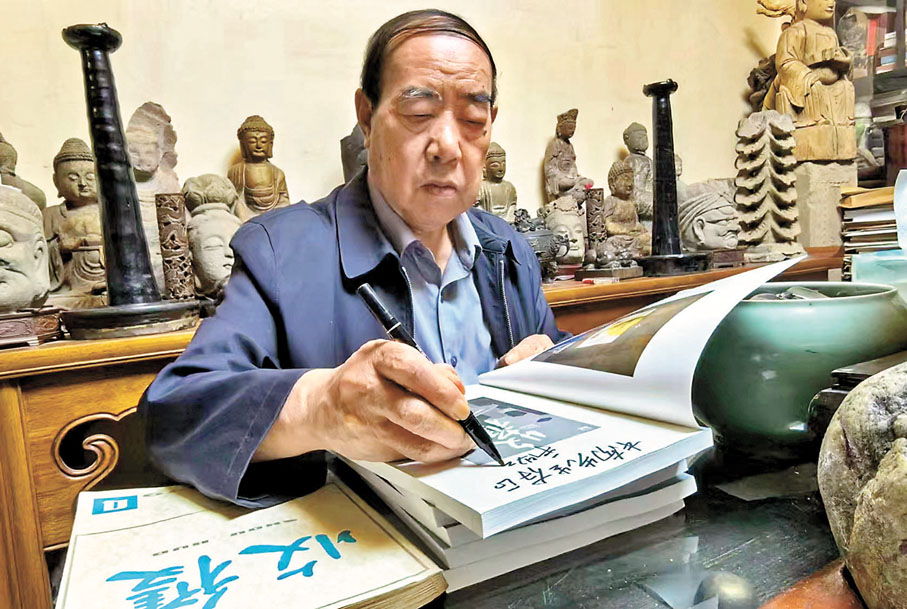 ◆賈平凹為讀者簽名。