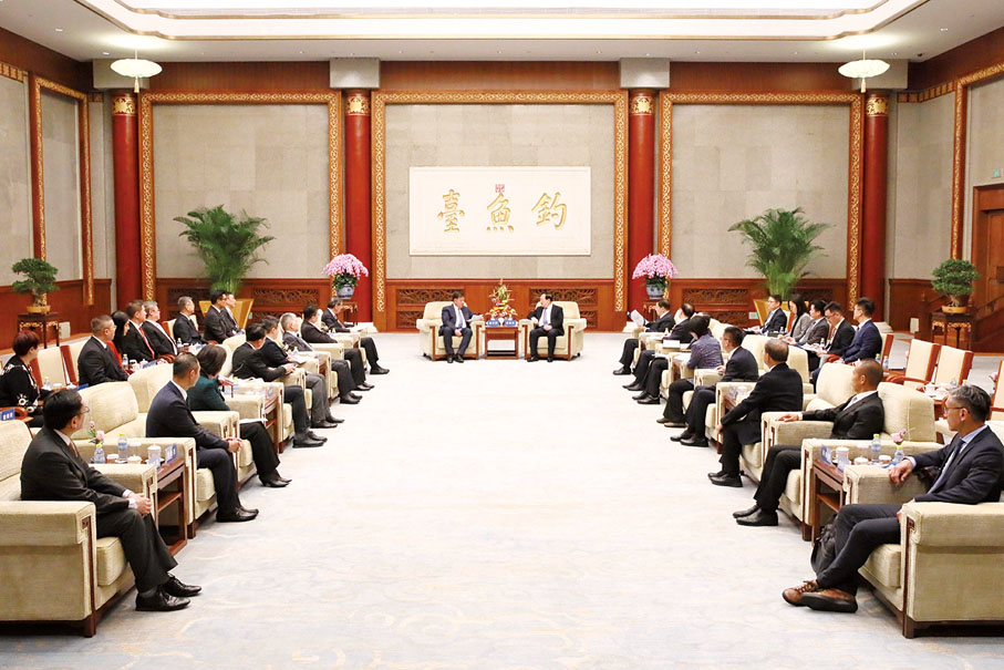 ◆ 夏寶龍主任在北京會見香港紡織業聯會會長陳亨利率領的香港紡織及製衣界訪京團。