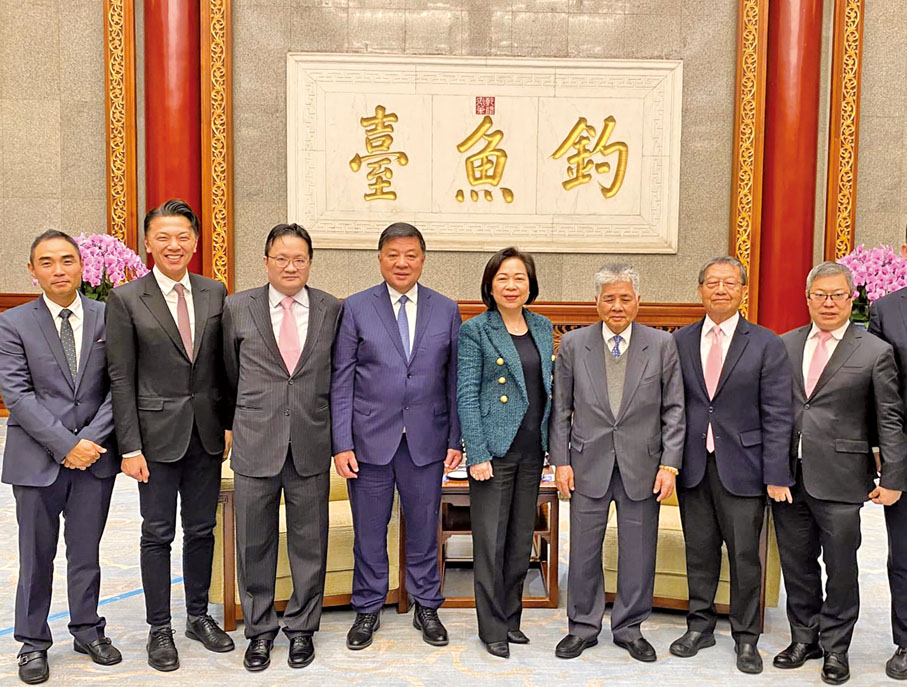 ◆ 左起：劉培傑副會長、陳祖恒常務副會長、楊詩傑常務會長、陳亨利永遠榮譽會長、陳愛菁永遠榮譽會長、楊勳榮譽會長、黃守正永遠榮譽會長、朱俊豪常務副會長。