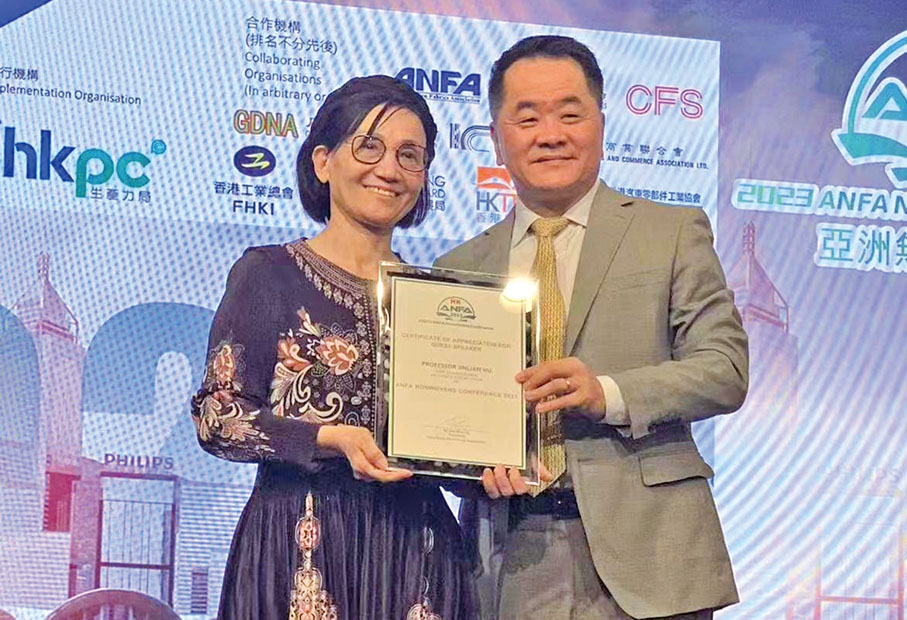 ◆ 香港無紡布協會會長吳瑩旭頒發獎狀予本會榮譽顧問、香港城市大學生物醫學工程學系胡金蓮教授。