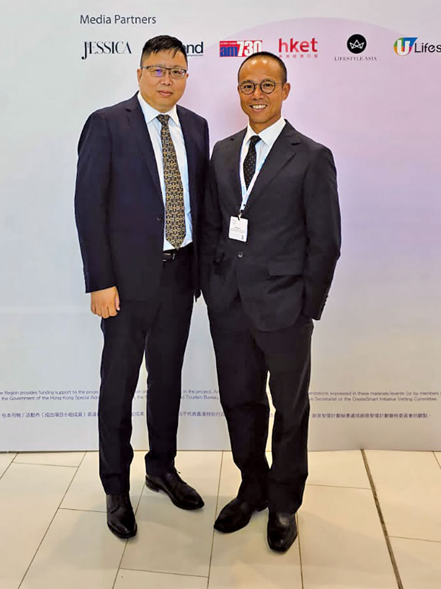 10月11日，秘書長蕭勁樺（左）出席「時尚高峰2023」國際高峰會，與一眾業界翹楚、國內外政商界人士和知名學者聚首一堂，就可持續時尚發展和未來趨勢等議題深入交流。