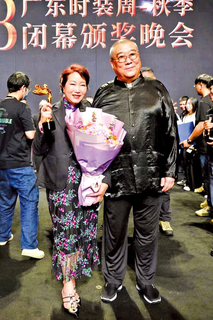 2023年9月22日，本會名譽會長芸想品牌創辦人關淑敏（左）於第23屆廣東時裝周獲得「廣東十佳服装設計師」及「灣區風尚大獎」。