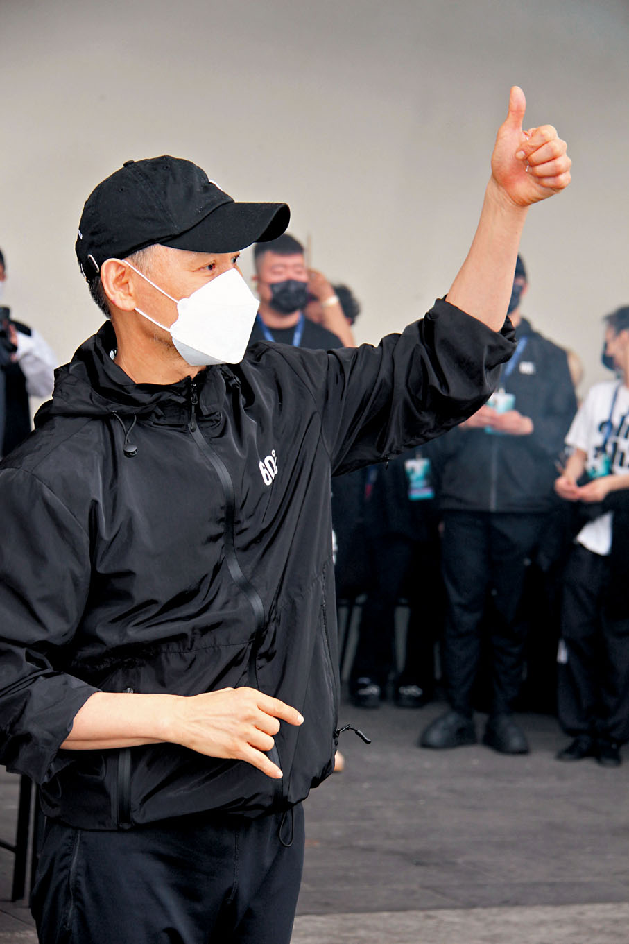 ◆學友向歌迷豎起手指公。