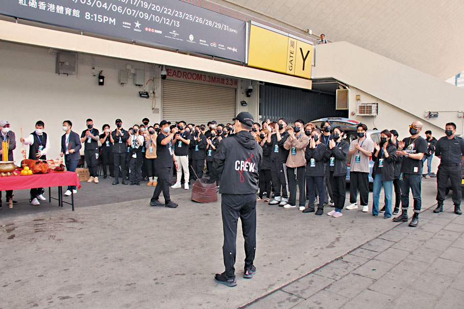 ◆台前幕後工作人員均戴上口罩。