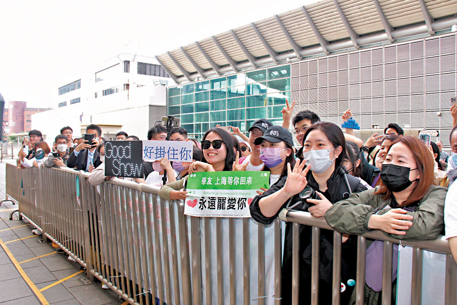 ◆來自各地的歌迷前來為學友打氣。