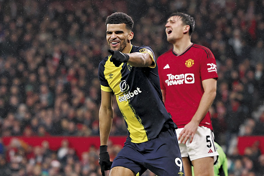 ◆被蘇蘭基(左)射破大門，曼聯守將馬古尼大感不甘。  路透社