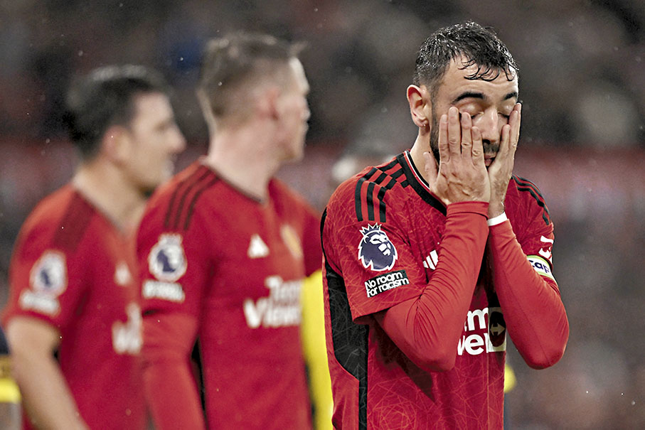 ◆紅魔中場核心般奴費南迪斯累滿黃牌，下仗對利物浦將要停賽。  法新社