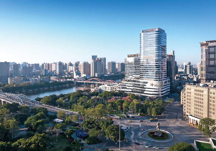 【廣州星寰國際商業中心】臨江而建的廣州恒基星寰國際商業中心項目深耕人文底蘊,致力於推廣在地文化,連接藝術、生活與商業,實現舊與新的碰撞,致力於打造城市建設新標杆。該項目由雙子塔高品質辦公樓與大型商場組成,總體量約30萬平方米。項目先後獲得2022年WELL HSR健康安全評價認證、能源與環境設計先鋒獎(LEED)金獎預認證、2021年美國建築大師獎建築設計綜合體建築優秀獎及2019年度REARD全球地產設計大獎商辦類建築銀獎等。