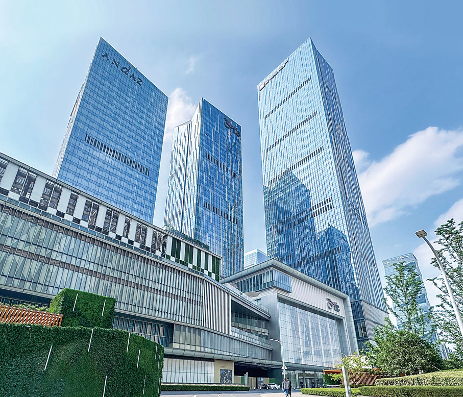 ◆南京IFC位於南京市河西中央商務區，無縫連接兩條鐵路綫的交匯站。