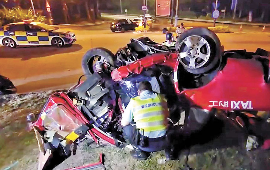 ◆車禍中，肇事的士撞至「四輪朝天」嚴重損毀，重傷被困司機由消防員救出送院不治。