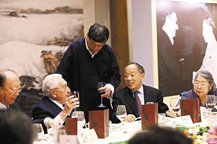 ◆逾百次訪華的基辛格博士（左二）與好友共聚：前上海市市長徐匡迪（左一）、前外長李肇星（右二）、前國家主席毛澤東女兒李敏（右一）！ 作者供圖