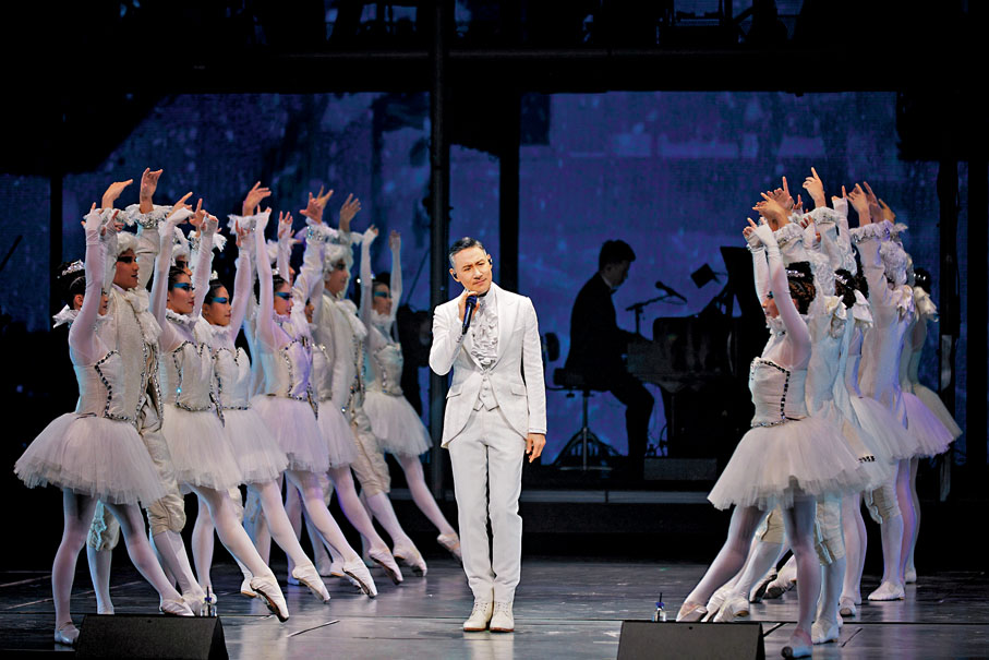 ◆學友化身天鵝湖中的白馬王子。