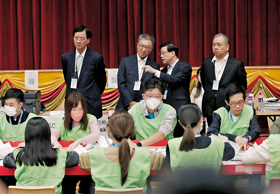 ◆李家超和選管會官員前日凌晨巡視點票工作。 資料圖片