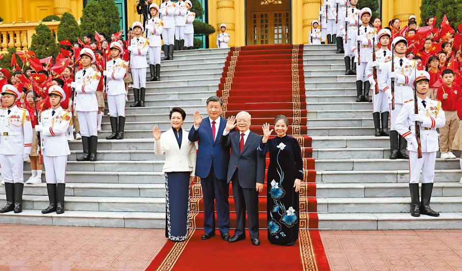 ◆當地時間12月12日下午，剛剛抵達河內的中共中央總書記、國家主席習近平在越共中央駐地同越共中央總書記阮富仲舉行會談。這是阮富仲在主席府廣場為習近平舉行隆重歡迎儀式。 新華社